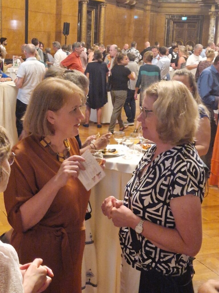 Frau Dabels im Gespräch mit der Bundesministerin Frau Paus.